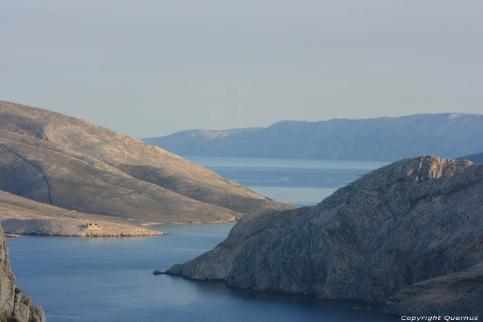 Muur op Prvic vanuit Baska Prvic Eiland (otok) in Baka / KROATI 