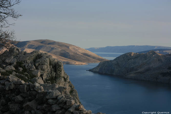 Vue sur baie et Prvic Baka / CROATIE 