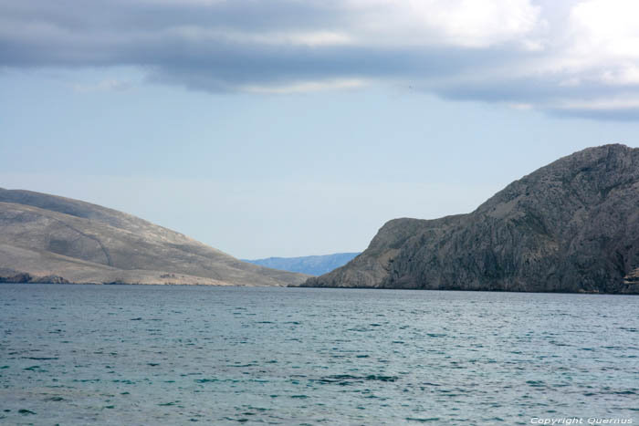 Vue sur mer et ligne de cte vers est Baka / CROATIE 