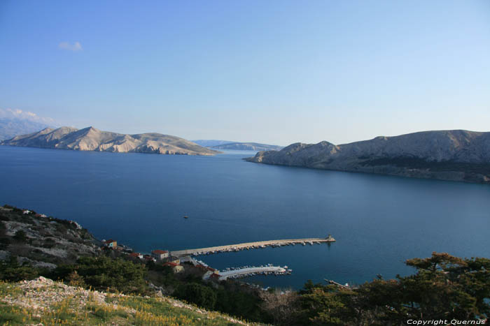 Vue sur port et Prvic du cimetire Baka / CROATIE 