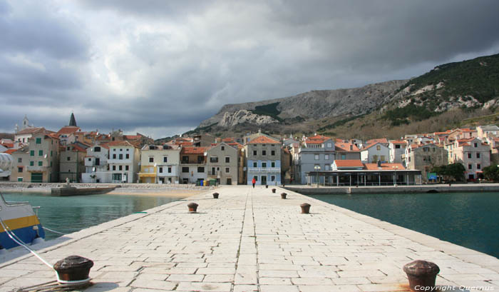 Vue sur Baska du Pier Baka / CROATIE 