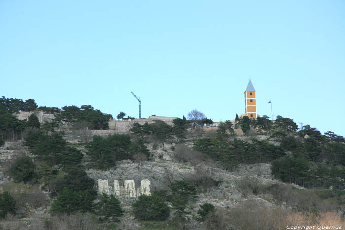 Vue sur cimetire et chapelle Baka / CROATIE 