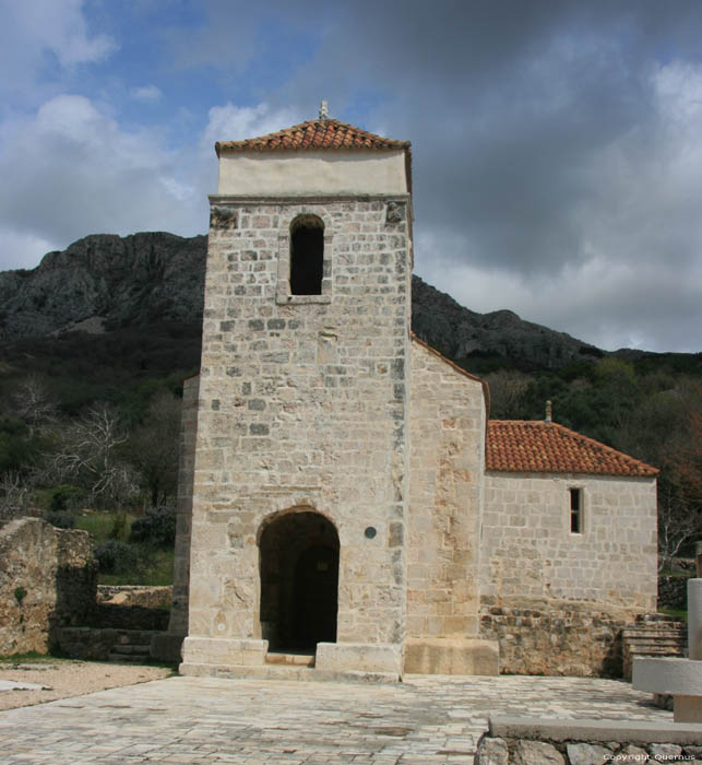 glise Saint-Lucia avec pierre de Baka ( Draga Bacanska) Baka / CROATIE 