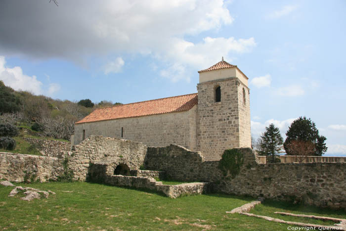 Sint-Luciakerk met Baka steen (te Draga Bacanska) Baka / KROATI 