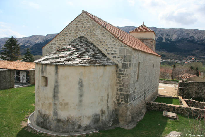 Sint-Luciakerk met Baka steen (te Draga Bacanska) Baka / KROATI 