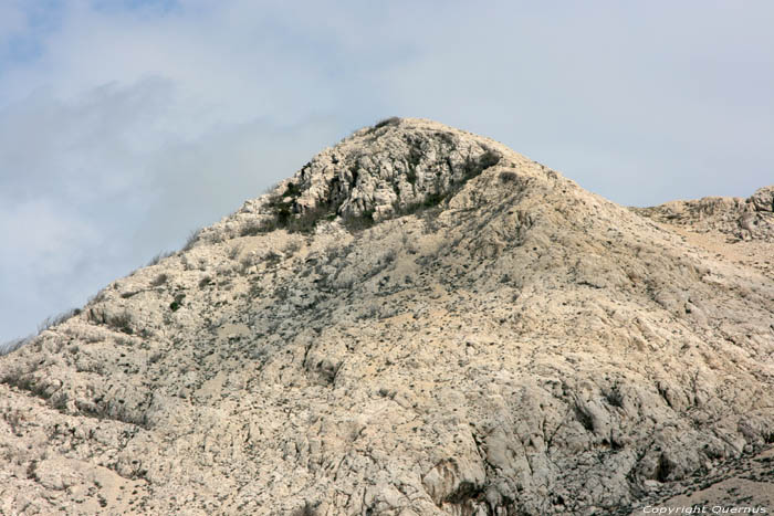 Uitzicht Stara Baka over bergen Punat in PUNAT / KROATI 