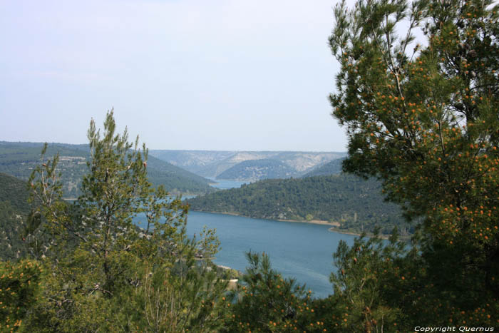 Krka uitzicht op vallei Skradin / KROATI 
