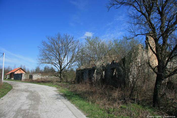 Dommages de la guerre (prs de Trić Tounjski) Tounj / CROATIE 