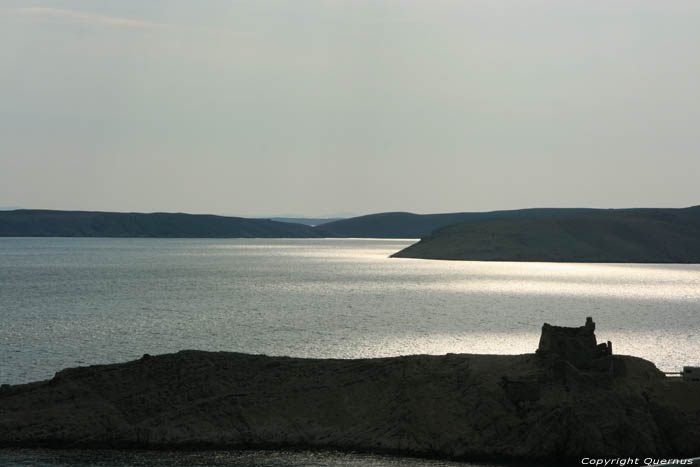 Vue sur ruines du chteau-fort de Pag du Paski Most Pag / CROATIE 