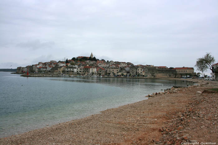 Vue sur la ville sur presue-le Primoten / CROATIE 