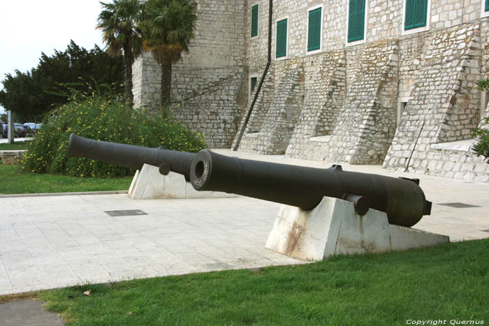 Kanonnen nabij Prinselijk paleis  Sibenik / KROATI 