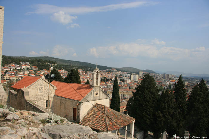 Chapelle sur cimetire Sibenik / CROATIE 