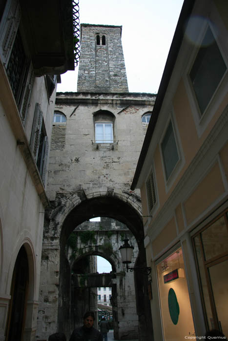 Ijzeren poort en Onze-Lieve-Vrouwetoren Split in SPLIT / KROATI 