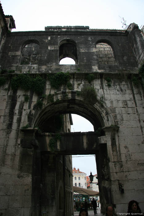 Ijzeren poort en Onze-Lieve-Vrouwetoren Split in SPLIT / KROATI 