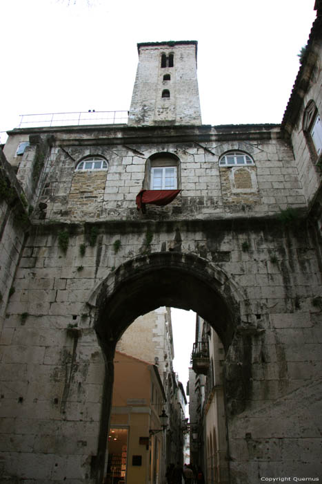 Ijzeren poort en Onze-Lieve-Vrouwetoren Split in SPLIT / KROATI 