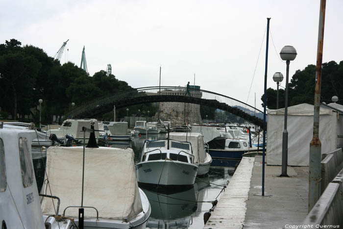 Voetgangersbrug Trogir in TROGIR / KROATI 