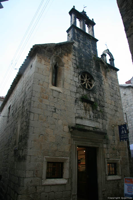 Gallerij in Vroegere Svi Sveti kerk Trogir in TROGIR / KROATI 