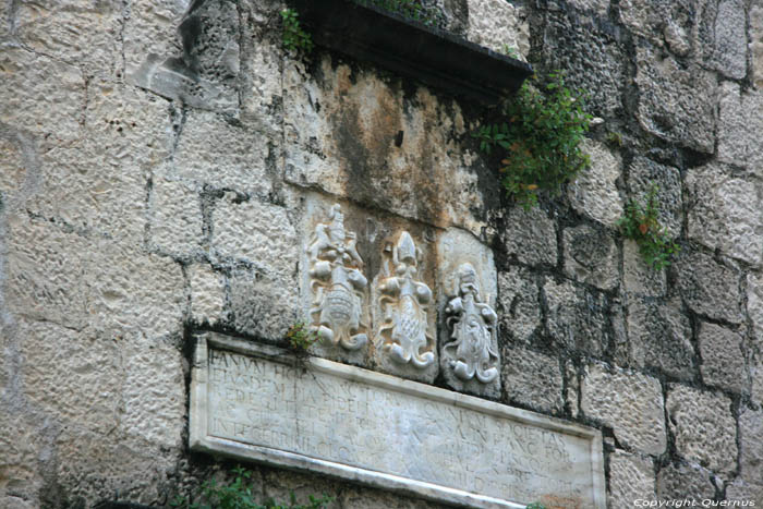 Gallerij in Vroegere Svi Sveti kerk Trogir in TROGIR / KROATI 