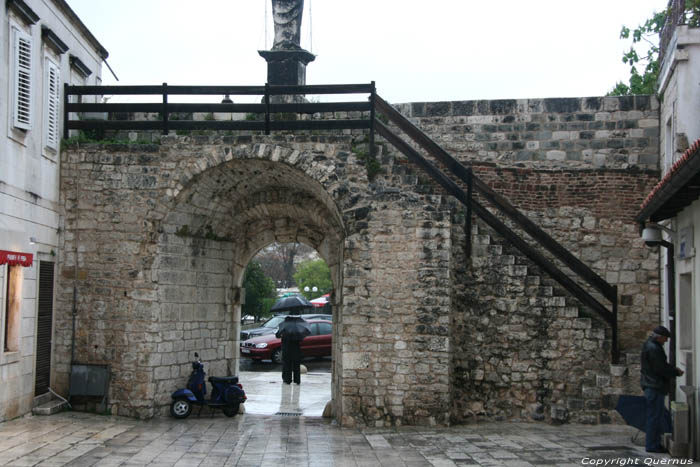 Noordelijke stadspoort Trogir in TROGIR / KROATI 