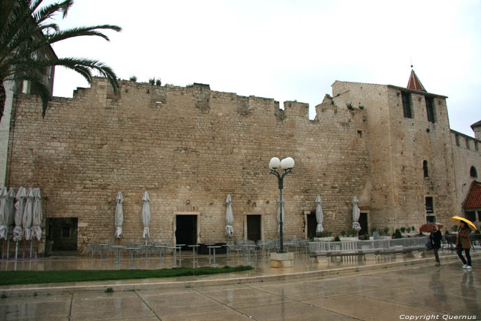 Stadsomwalling Zuidkant Trogir in TROGIR / KROATI 