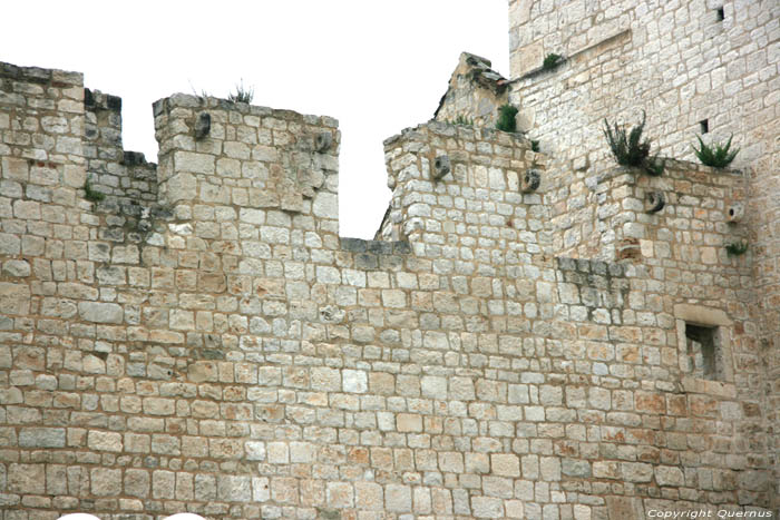 Stadsomwalling Zuidkant Trogir in TROGIR / KROATI 