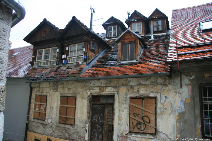 Gebouw met veel dakkapelletjes Zagreb in ZAGREB / KROATI 