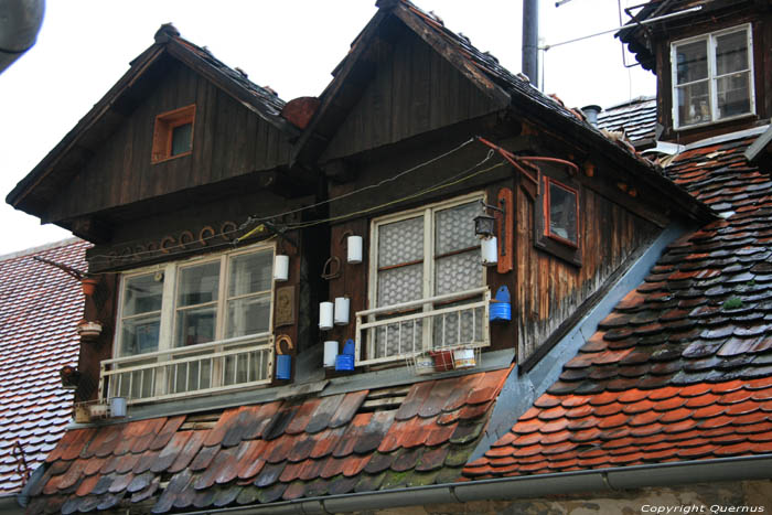 Gebouw met veel dakkapelletjes Zagreb in ZAGREB / KROATI 
