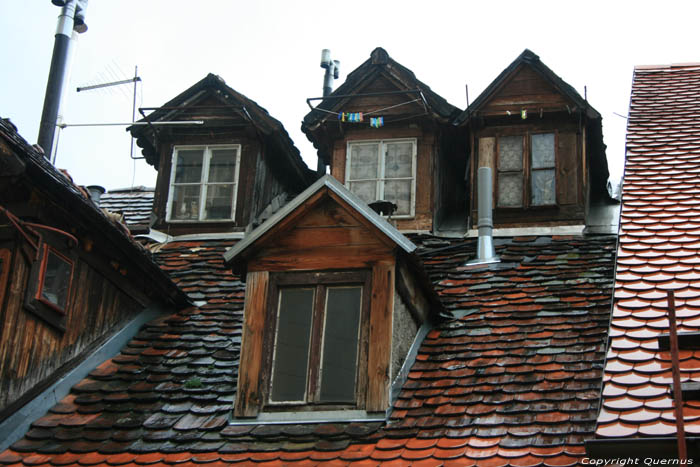 Gebouw met veel dakkapelletjes Zagreb in ZAGREB / KROATI 