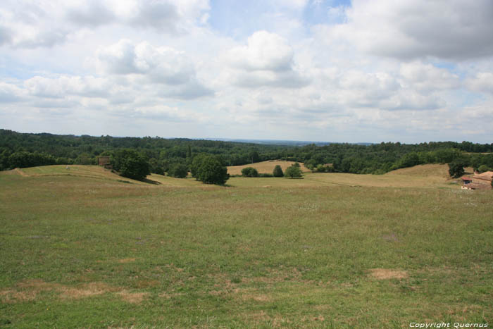 Vue de prs du chteau de Biron Biron / FRANCE 