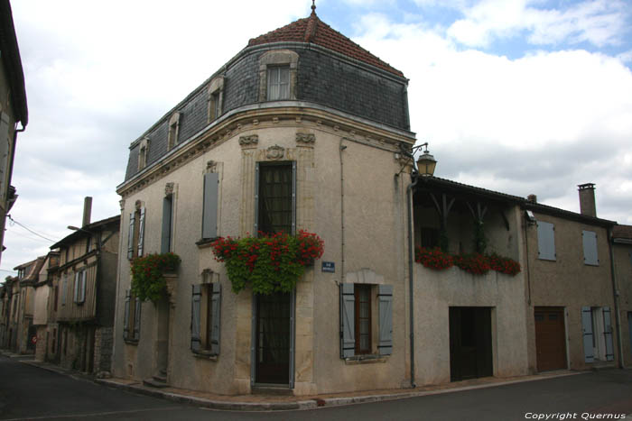 Maison de Coin Villeral / FRANCE 