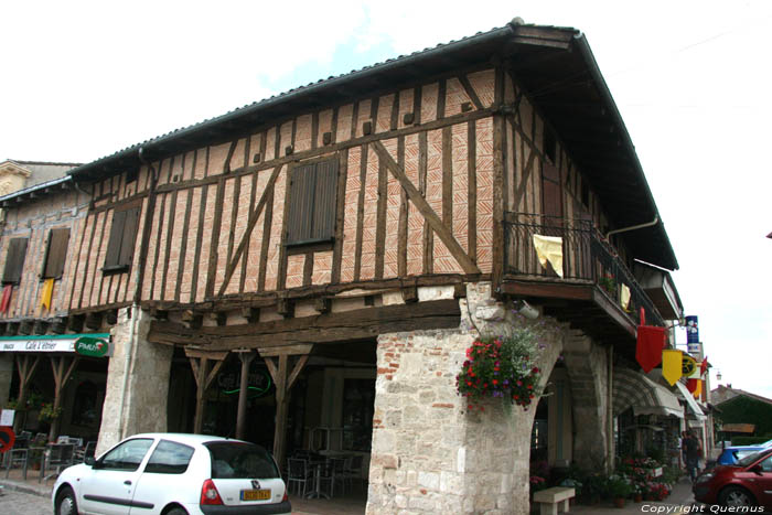 Ancienne maison de coin Villeral / FRANCE 