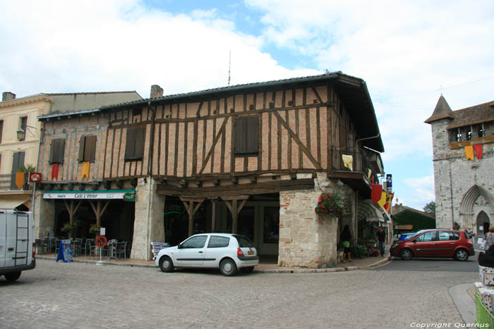 Ancienne maison de coin Villeral / FRANCE 