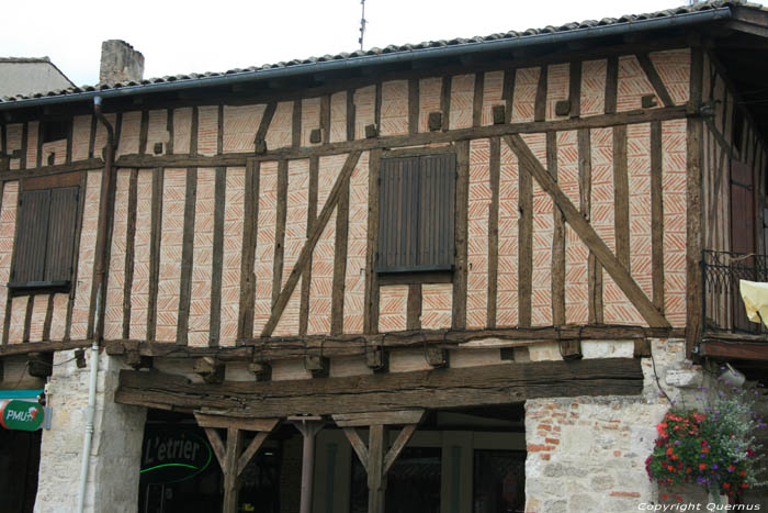 Ancienne maison de coin Villeral / FRANCE 