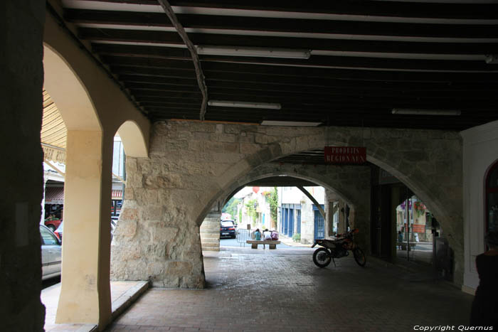 Ancienne maison de coin Villeral / FRANCE 