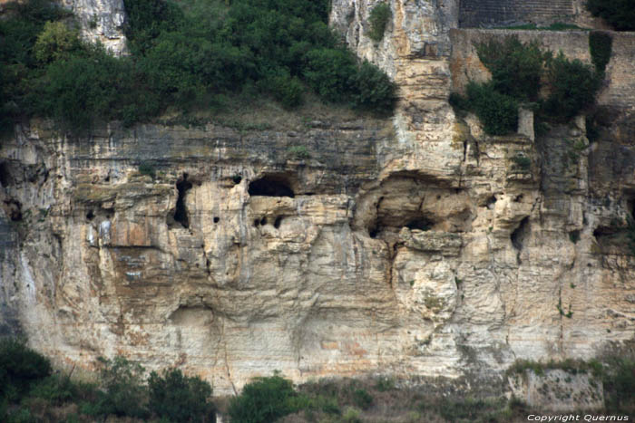 Rochers en dessous du chteau pleins de carvernes Beynac et Cazenac / FRANCE 