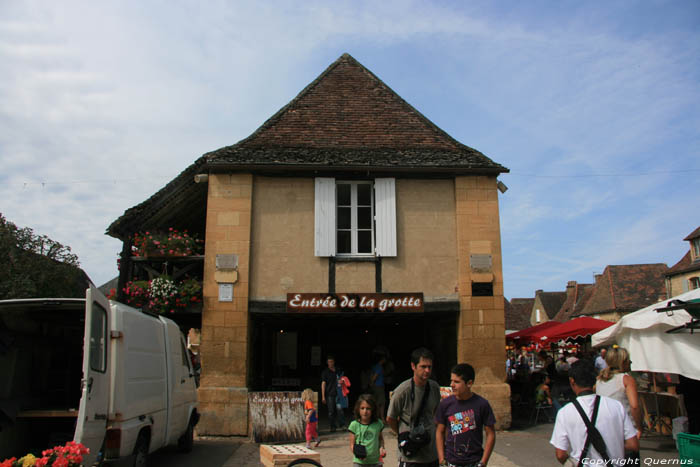 Cave Entry and Hall Domme / FRANCE 