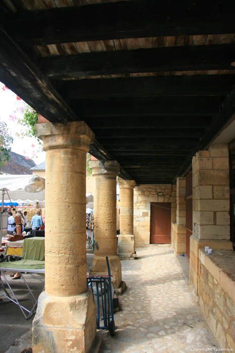 Entre de la grotte et Halle Domme / FRANCE 