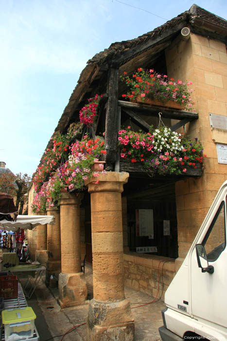 Entre de la grotte et Halle Domme / FRANCE 