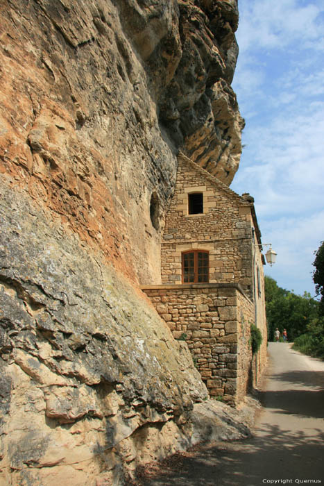 Huis tegen rots gebouwd La Roque-Gageac / FRANKRIJK 