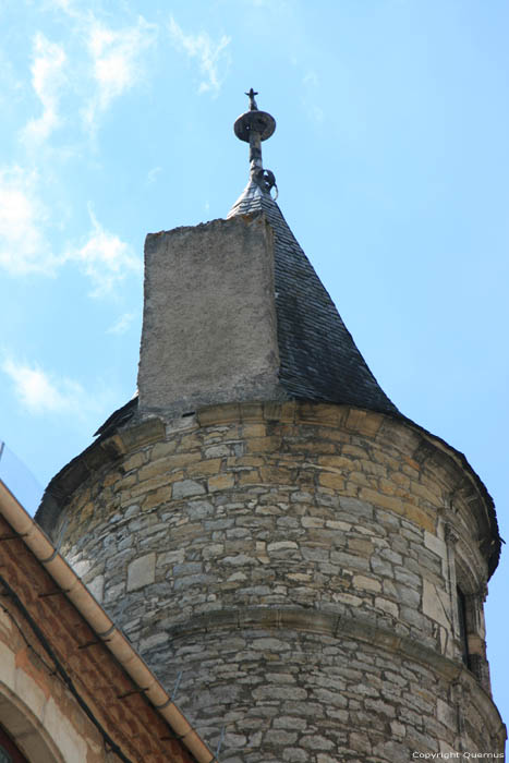 Btiment avec tour ronde Martel / FRANCE 