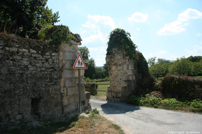 Gate in ruins Creysse in MARTEL / FRANCE 