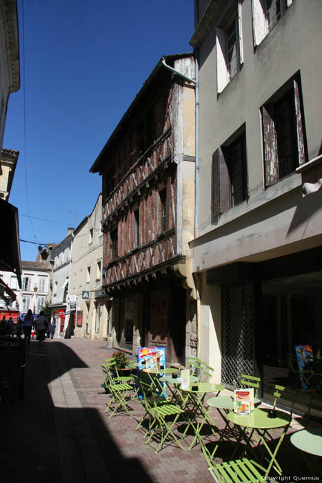 Double encorbeillant avec pan de bois Bergerac / FRANCE 