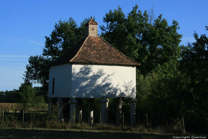 Gebouw op palen Ribagnac / FRANKRIJK 