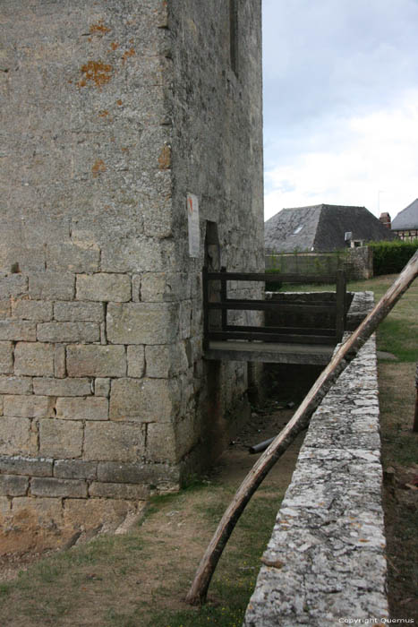 Tour de guet Chavagnac / FRANCE 