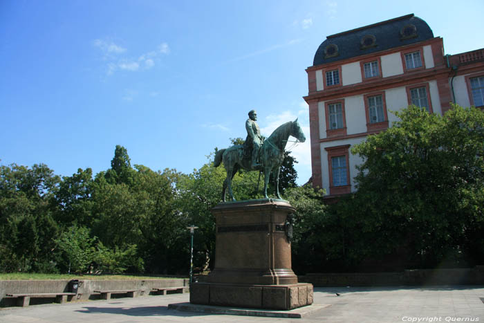Ruiterstandbeeld Ludwig IV Darmstadt / Duitsland 