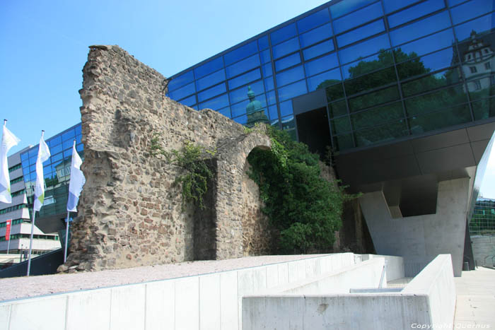 Moderne Technische Universiteit met oude muur Darmstadt / Duitsland 