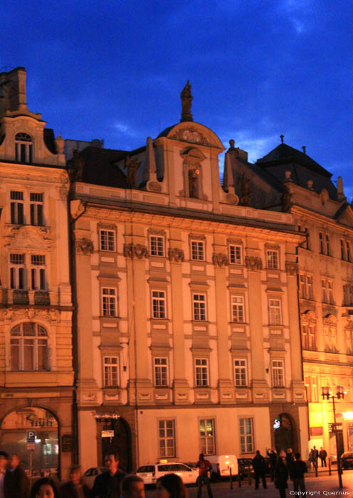 Gebouw met standbeeld Praag in PRAAG / Tsjechi 