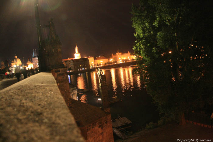 Vue sur statue avec paigne  ct du pont Pragues  PRAGUES / Rpublique Tchque 