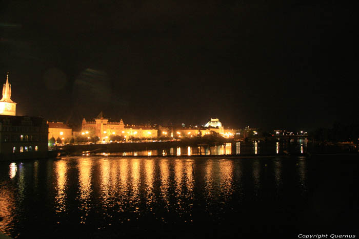 Zicht op rivier Moldau waterval Praag in PRAAG / Tsjechi 