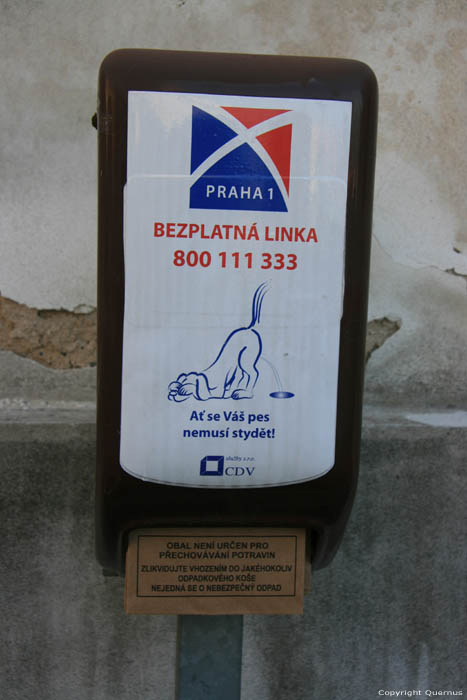 Aanduiding dat je hondestront moet opruimen Praag in PRAAG / Tsjechi 